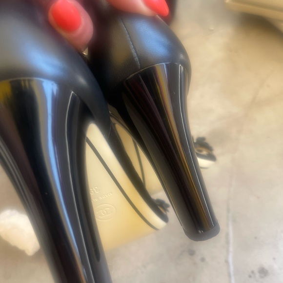 CHANEL LEATHER & PEARL SANDALS /39 - Picture 7 of 9